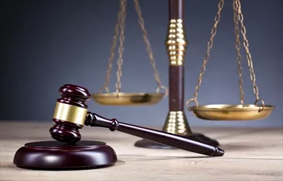 عکس مفهوم دفتر وکالت: تجهیزات و لوازم مرتبط با وکیل و مشاوره حقوقی