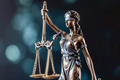 عکس مفاهیم حقوق بشر و عدالت: ترازوی وکیل در دنیای مدرن