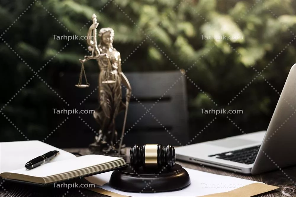 عکس مشاوره حقوقی و تجاری: بررسی قراردادها و ترازوی عدالت در دفتر وکالت