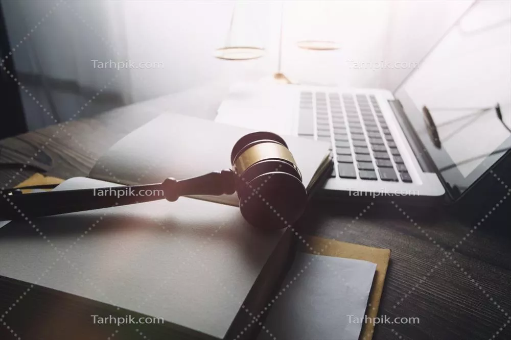 عکس مشاوره حقوقی و تجاری: بررسی قراردادها و ترازوی عدالت در دفتر وکالت