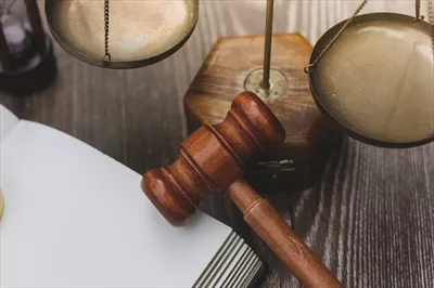 عکس مشاوره حقوقی و تجاری: بررسی قراردادها و ترازوی عدالت در دفتر وکالت
