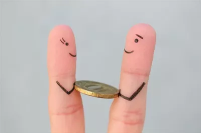 عکس تصویری هنری از دست های شاد انسان ها و مفهوم رشوه گیری