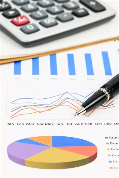 عکس تحلیل و بررسی گزارش بازاریابی با نمودارها و جداول تحلیلی