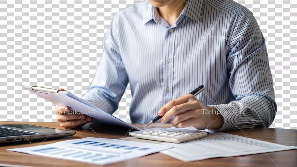 عکس دوربری بررسی اسناد و محاسبات توسط یک فرد در محیطی شفاف و مدرن