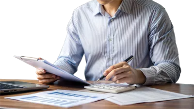 عکس دوربری بررسی اسناد و محاسبات توسط یک فرد در محیطی شفاف و مدرن