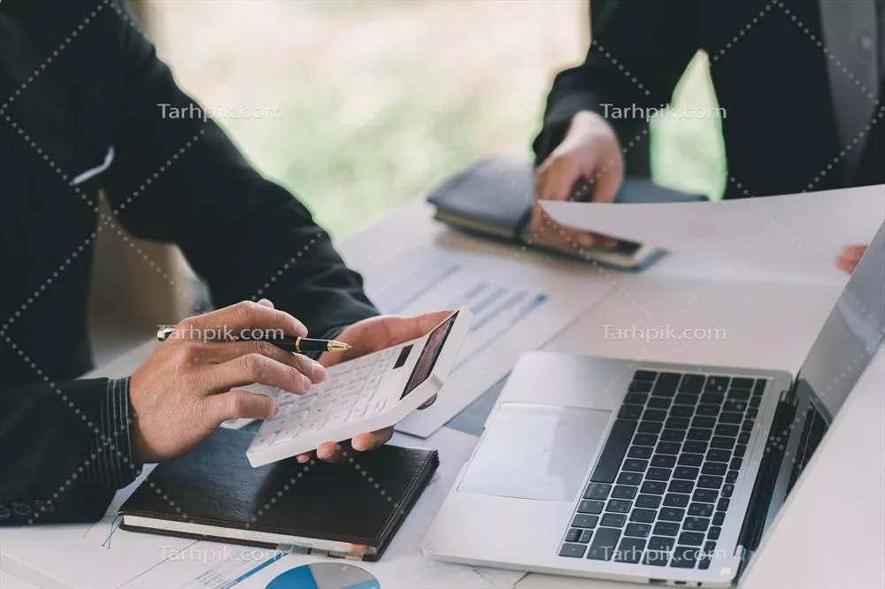 عکس تصویری نزدیک از دست یک حسابدار در حال محاسبه داده های مالی