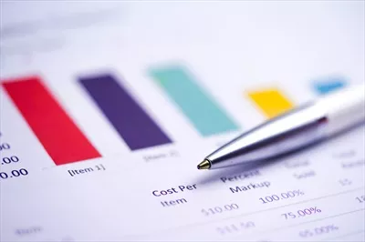 عکس تحلیل داده های مالی با استفاده از نمودارها و کاغذ گراف