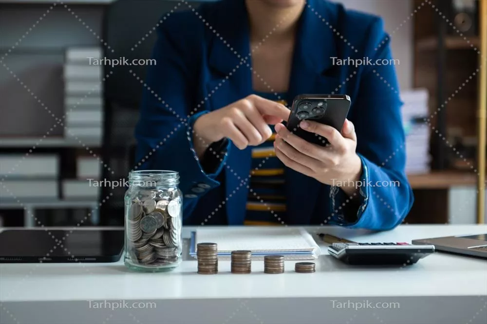 عکس صرفه جویی در هزینه ها با قرار دادن سکه ها در شیشه و محاسبه بودجه