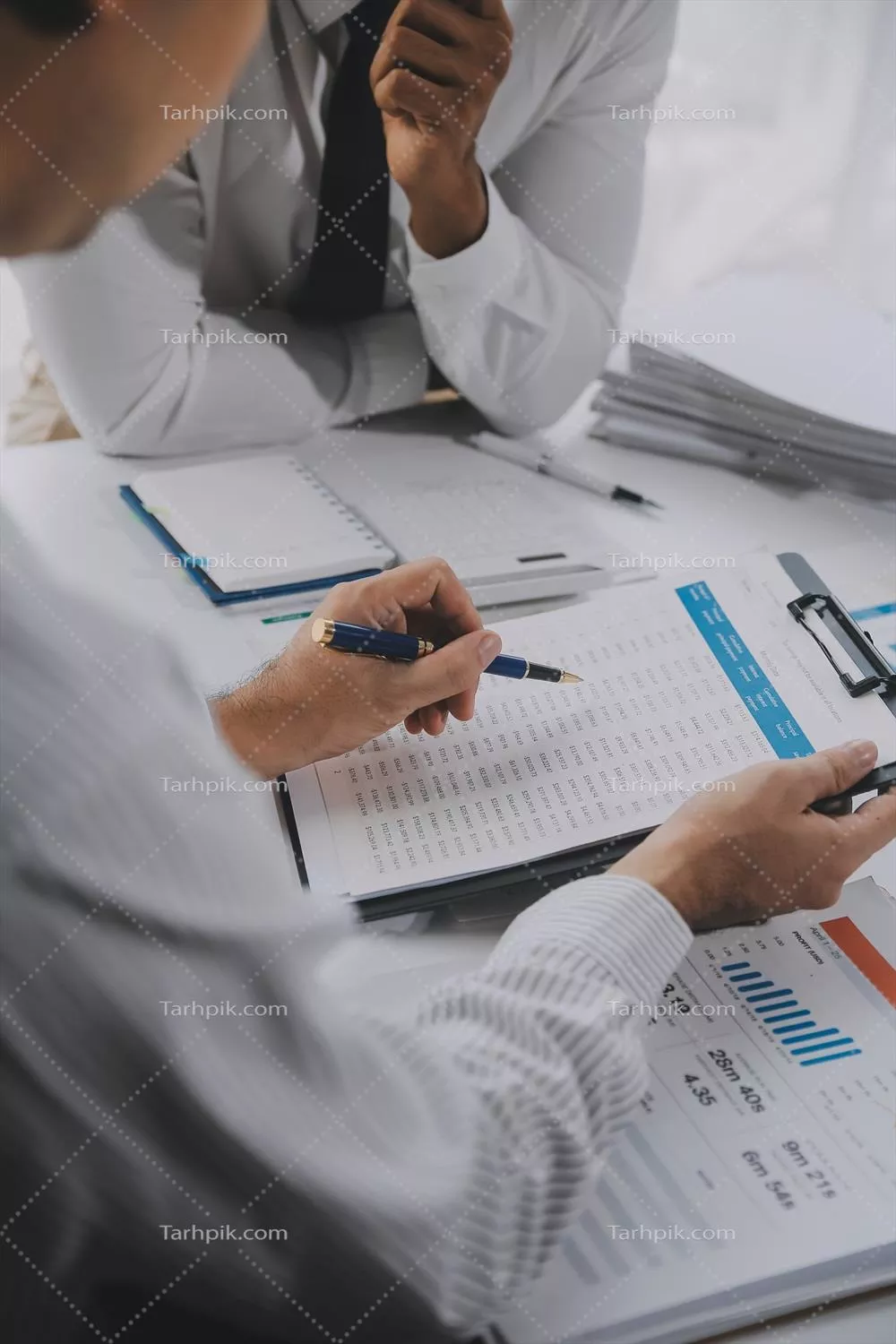 عکس نمودارها و گراف های تجاری بر روی میز برای تحلیل مالی و توسعه اقتصادی