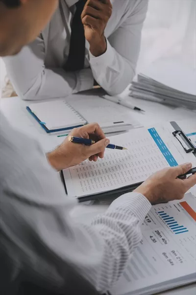 عکس نمودارها و گراف های تجاری بر روی میز برای تحلیل مالی و توسعه اقتصادی