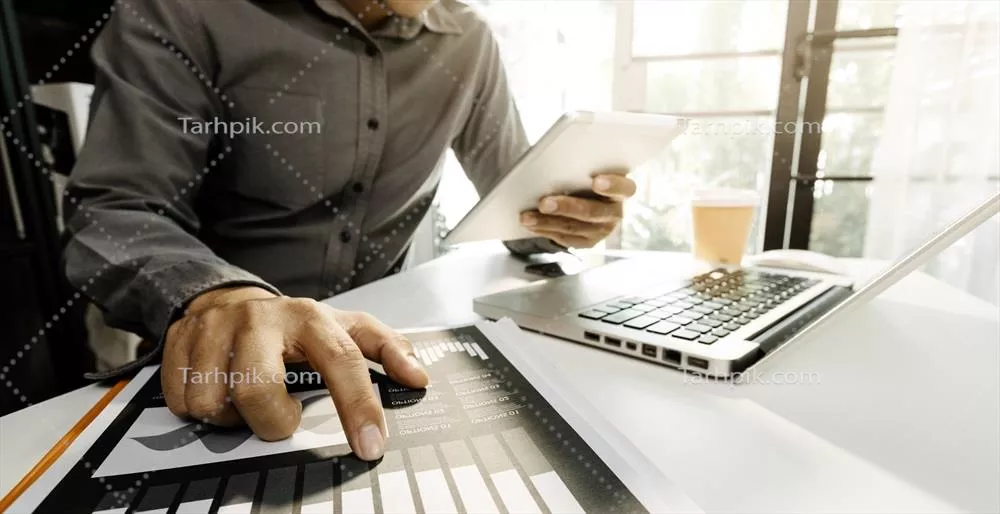 عکس جلسه تجزیه و تحلیل مالی با حضور مشاوران و تیم حسابداری در دفتر کار