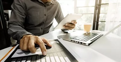 عکس جلسه تجزیه و تحلیل مالی با حضور مشاوران و تیم حسابداری در دفتر کار
