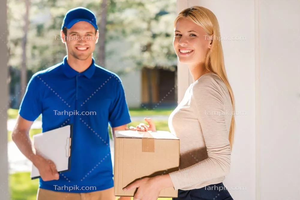 عکس خدمات تحویل سریع و باکیفیت: زن جوانی با جعبه کارتن و مرد تحویل دهنده خوشحال