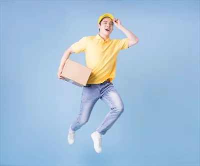 عکس تصویری از یک پیک آسیایی در پس زمینه آبی با جزئیات کامل