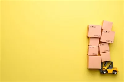 عکس مفهوم لیفتراک بر روی پس زمینه زرد با طراحی جذاب و مدرن