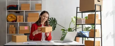 عکس زنی جوان و شاداب از آسیا که در حال راه اندازی کسب وکار کوچک خود است