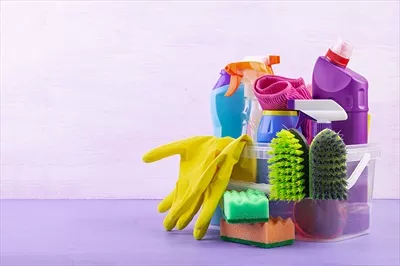 عکس خدمات نظافتی: مجموعه ای رنگارنگ از ابزارهای تمیزکاری برای سطوح مختلف در آشپزخانه، حمام و سایر اتاق ها