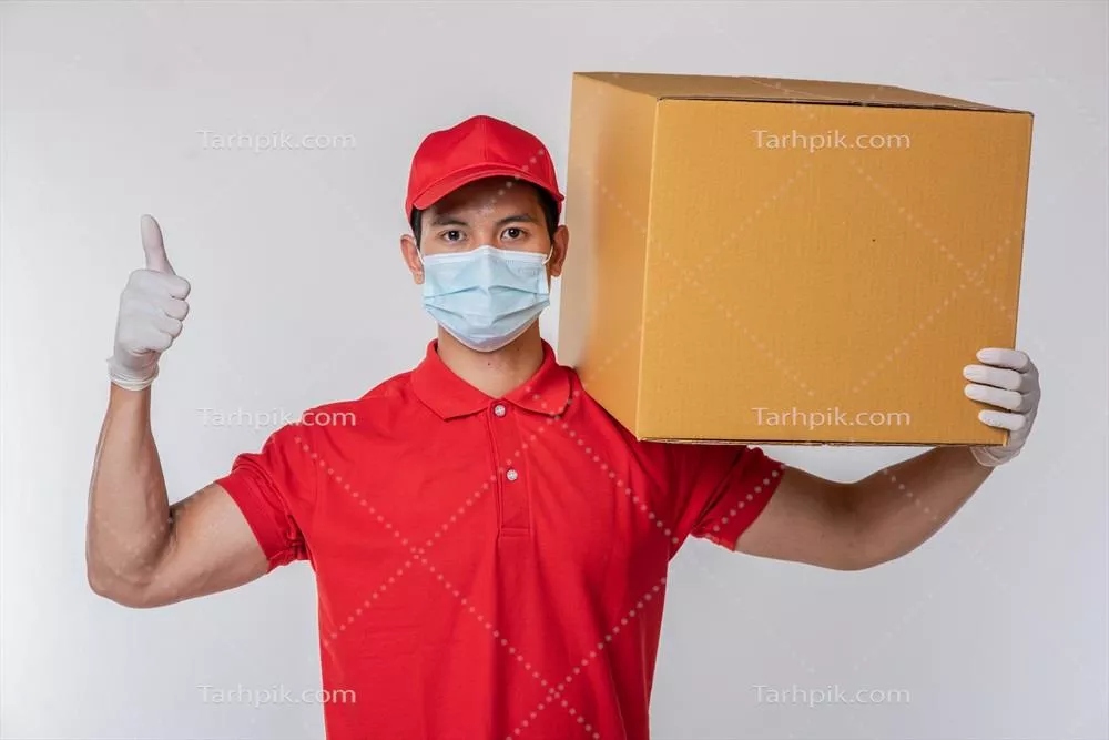 عکس یک پیک جوان آگاه با کلاه قرمز و لباس ساده در پس زمینه خاکستری