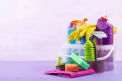 عکس خدمات نظافتی: مجموعه ای رنگارنگ از ابزارهای تمیزکاری برای سطوح مختلف در آشپزخانه، حمام و سایر اتاق ها