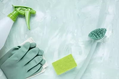 عکس ابزارهای شستشوی ظروف شامل برس، دستکش، اسفنج و بطری اسپری