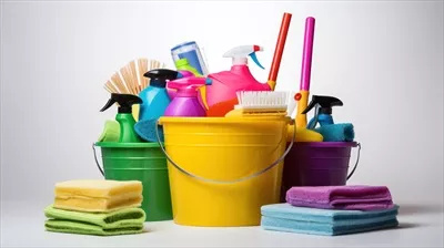 عکس سطل پر از کف و ابزارهای نظافتی برای تمیزکاری موثر