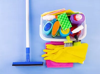 عکس مجموعه خدمات نظافتی: ابزارهای رنگارنگ برای تمیزی در خانه