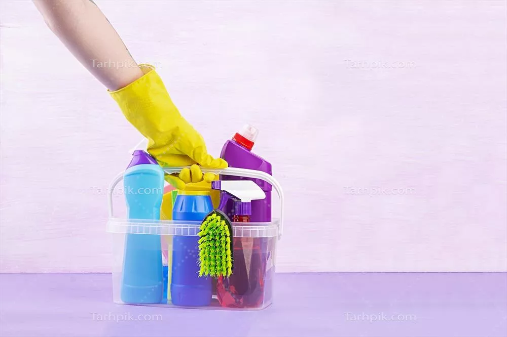 عکس خدمات نظافتی: مجموعه ای رنگارنگ از ابزارهای تمیزکاری برای سطوح مختلف در آشپزخانه، حمام و سایر اتاق ها