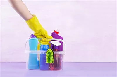 عکس خدمات نظافتی: مجموعه ای رنگارنگ از ابزارهای تمیزکاری برای سطوح مختلف در آشپزخانه، حمام و سایر اتاق ها