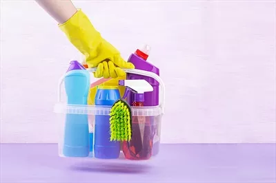 عکس مجموعه خدمات نظافتی با رنگ های شاد برای سطوح مختلف در خانه