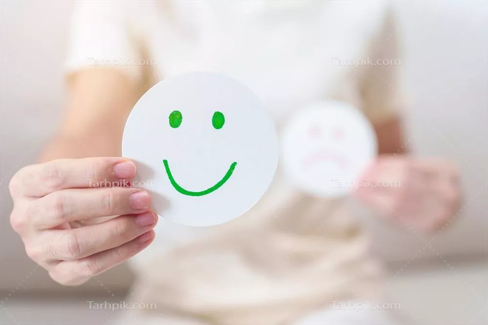 عکس زنی شاد و خندان در حال ارزیابی سلامت روان و بازخورد مثبت