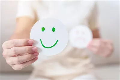 عکس زنی شاد و خندان در حال ارزیابی سلامت روان و بازخورد مثبت