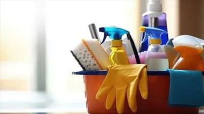 عکس محصولات و ابزارهای نظافتی در سطل: تصویرسازی خلاقانه و جذاب