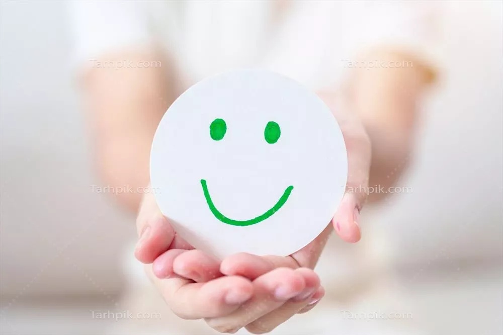 عکس زنی شاد و خندان در حال ارزیابی سلامت روان و بهزیستی