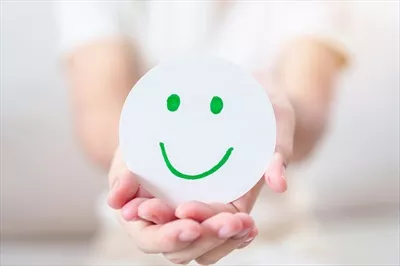 عکس زنی شاد و خندان در حال ارزیابی سلامت روان و بهزیستی