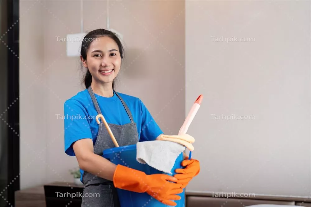 عکس خدمات نظافت حرفه ای با کارکنان آسیایی در اتاق خواب آپارتمان