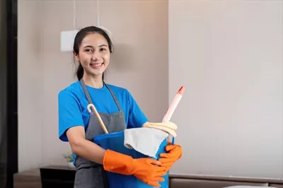 عکس خدمات نظافت حرفه ای با کارکنان آسیایی در اتاق خواب آپارتمان