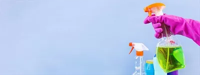 عکس مجموعه خدمات نظافتی با ابزارهای رنگارنگ برای سطوح مختلف در خانه