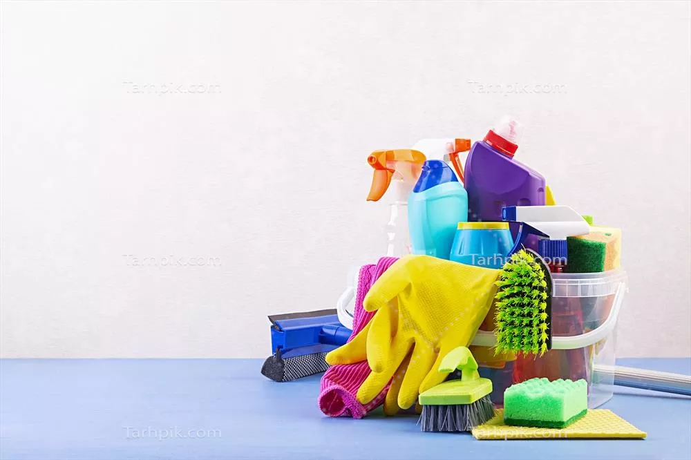 عکس خدمات نظافتی: مجموعه ای رنگارنگ از ابزارهای تمیزکاری برای سطوح مختلف در آشپزخانه، حمام و سایر اتاق ها