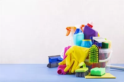 عکس خدمات نظافتی: مجموعه ای رنگارنگ از ابزارهای تمیزکاری برای سطوح مختلف در آشپزخانه، حمام و سایر اتاق ها