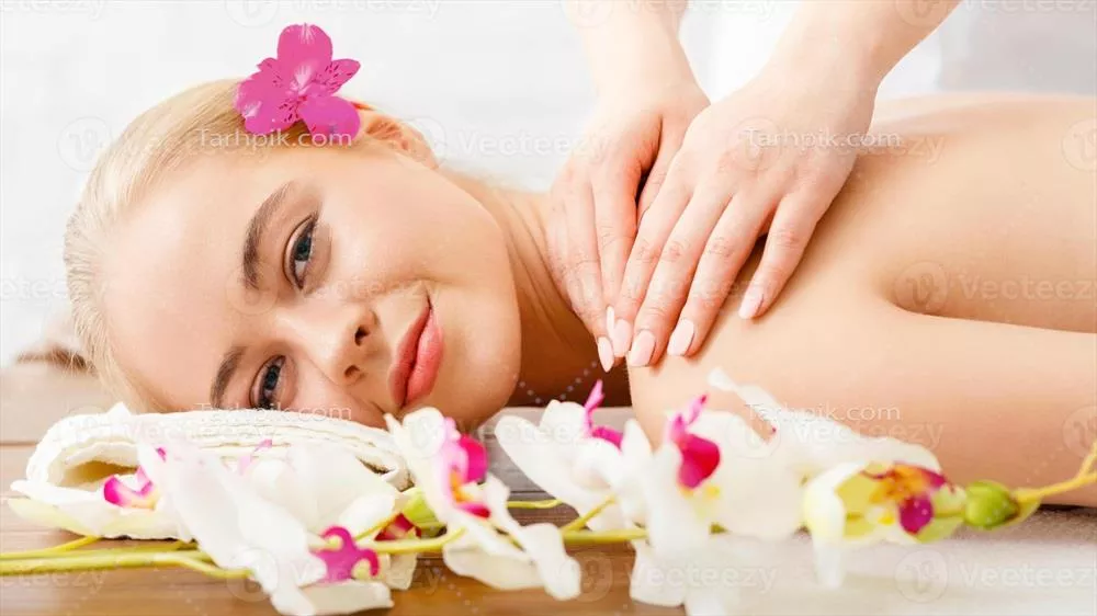 عکس دختری خندان در حال استراحت در اسپا و دریافت ماساژ آرامش بخش