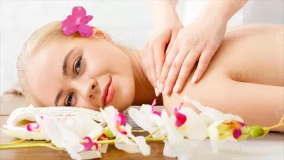 عکس دختری خندان در حال استراحت در اسپا و دریافت ماساژ آرامش بخش