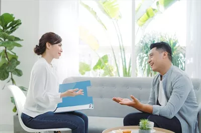 عکس روانشناس زن در حال مشاوره با مراجع در دفتر کار خود