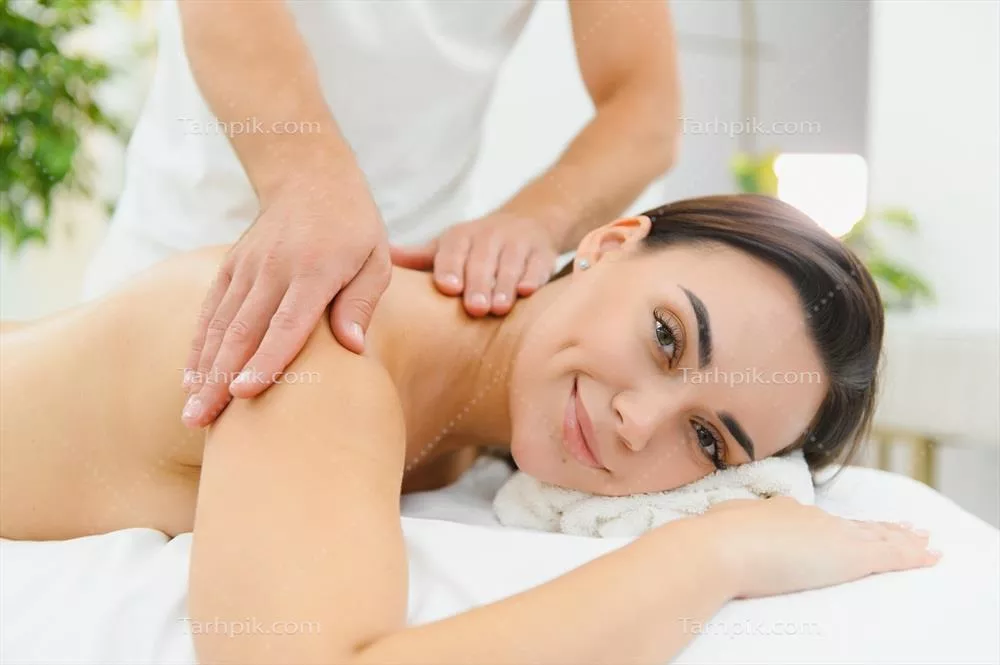 عکس ماساژ درمانی کمر زن در یک مرکز سلامت و آرامش