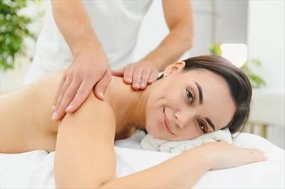 عکس ماساژ درمانی کمر زن در یک مرکز سلامت و آرامش
