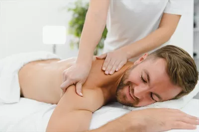 عکس مرد میانسال جذاب در حال لذت بردن از ماساژ آرامش بخش با روغن ها