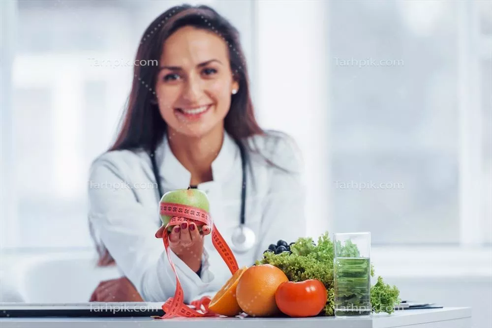 عکس تغذیه سالم و مشاوره حرفه ای: متخصص تغذیه زن در محیط کار