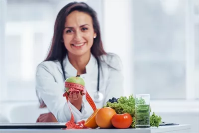 عکس تغذیه سالم و مشاوره حرفه ای: متخصص تغذیه زن در محیط کار