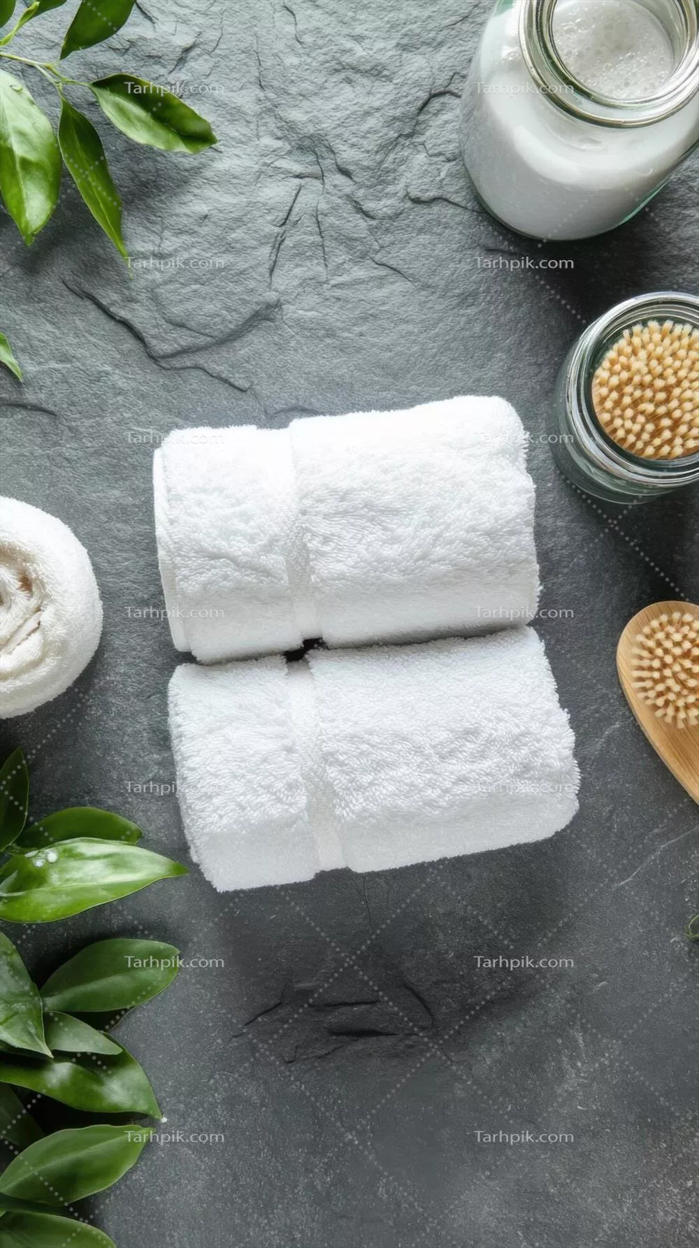 عکس چیدمان حوله های نرم و سفید با عناصر طبیعی برای آرامش بیشتر