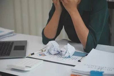 عکس زنان آسیایی در دفتر کار خانگی: استرس و خستگی ناشی از کار با کامپیوتر
