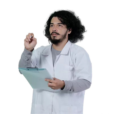 عکس دوربری دانشمند مرد آسیایی با حالت چهره ای متمرکز در حال بررسی مدارک